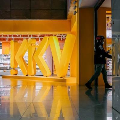 Comparación de comercio electrónico vs venta al por menor tradicional