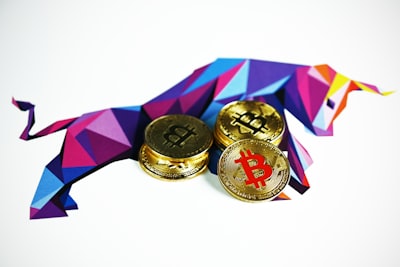 Dos ciclos alcistas de Bitcoin: misma geometría, noticias opuestas
