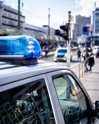 Policía embosca y detiene al reseñador en estacionamiento