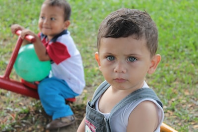 Niños burlan controles de edad con bigotes falsos