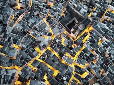 Mejorando relevancia geográfica en buscadores mediante el uso de modelos de lenguaje de localización
