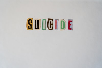 Evaluación contextual del riesgo de suicidio en chats grupales chinos