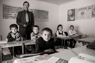 Destilación Adversarial Dual On-Policy con Profesor Expresivo basado en Flujos