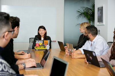 Partner oficial de intranet con chat para equipos distribuidos