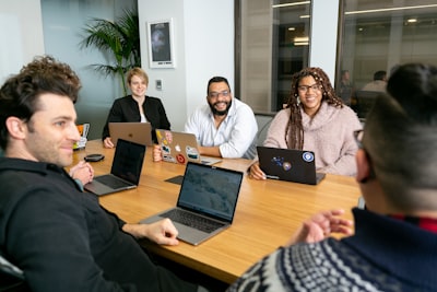 Colaboración optimizada con IA para monitoreo de cumplimiento
