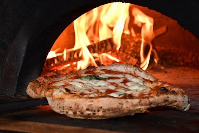 Mejora tus noches de pizza de verano con este horno de $300