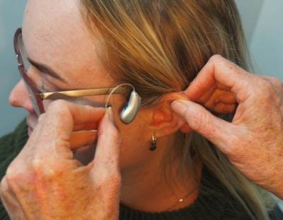 Implante ocular revolucionario permite a pacientes ciegos leer nuevamente