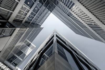 Mejores arquitecturas de agentes de IA en 2025: Jerárquica, Enjambre, Metaaprendizaje, Modular, Evolutiva