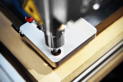 Reducción de Costos en Fabricación de Cuchillas mediante Gemelo Digital y Aprendizaje por Reforzamiento