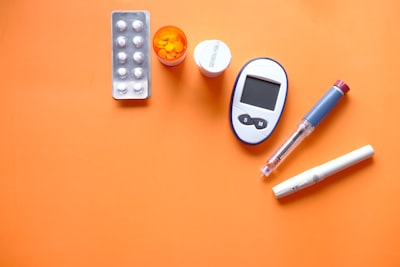 Benchmark para verificar requisitos de evidencia en LLM sobre diabetes