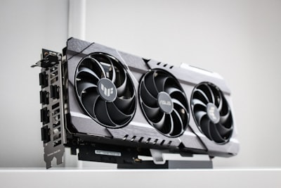 Optimización de kernels GPU con RL y co-evolución de habilidades