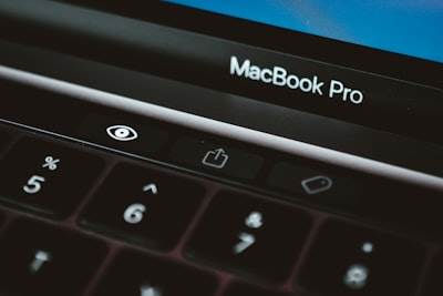 MacBook Pro de $300 con Touch Bar: Rendimiento profesional en cualquier lugar