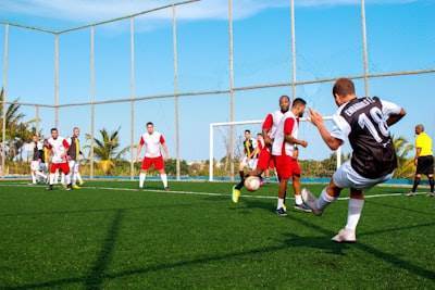 Desbloqueo de equipos invencibles mediante entrenamiento contra oponentes de alto nivel