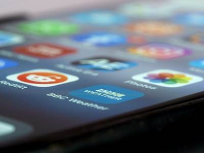 ¿Cómo garantizar la precisión de los datos en el desarrollo de aplicaciones móviles?