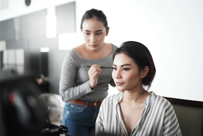 Preservación facial y tono de piel en transferencia de maquillaje
