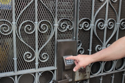 Caracterización y detección de puertas traseras LoRA con generalización a nivel de token