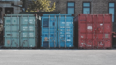 ¿Cómo puede una aplicación web con base de datos reducir residuos y optimizar recursos?