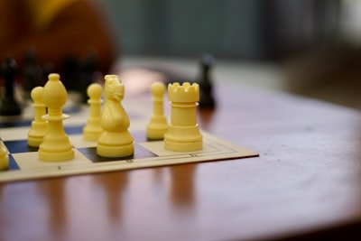 Aprendizaje por refuerzo asistido por teoría de juegos para defensa fronteriza: Terminación temprana basada en soluciones analíticas
