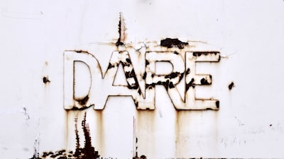 DARE: Aprendizaje por Refuerzo Adaptativo con Dificultad Co-evolucionada
