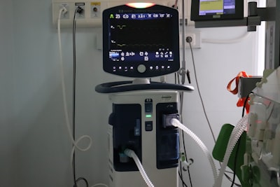 BioConCal: puntuación precisa de entidades biomédicas con panel de LLMs