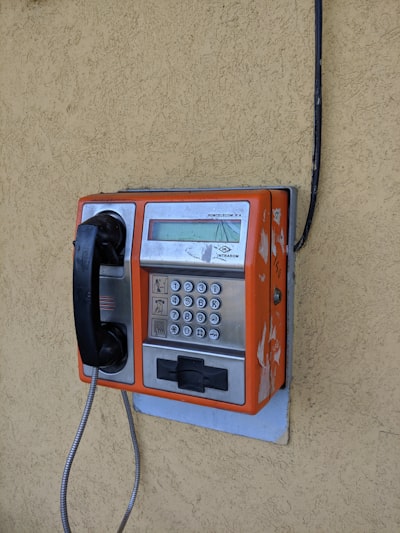 ¿Puede el sistema telefónico de IA conectarse con bases de datos o APIs?