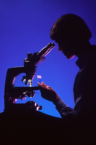 IA generativa para desmezclado espectral robusto en microscopía