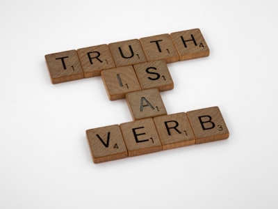 Verdad vs. tribu: Priorización de hechos por favoritismo intragrupal