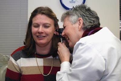 Transformación de la Atención al Paciente mediante Biomarcadores Faciales y Vocales