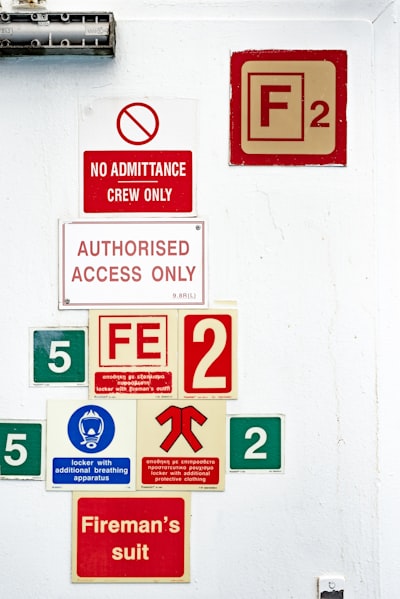 ¿Entrenamiento necesario para alertas de acceso sospechoso automáticas?
