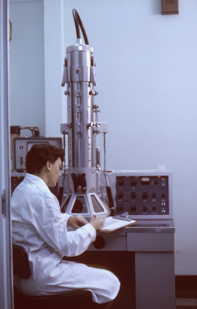Cómo Automatizar Experimentos LLM: Aprender Barato, Optimizar Caro