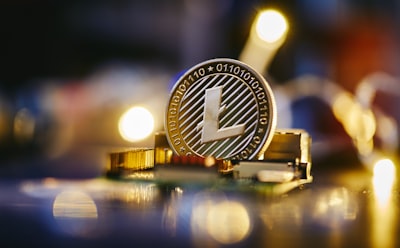 Mide la eficiencia de tokens en razonamiento y código