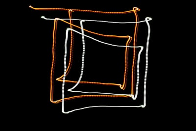Un esquema de reducción simple para bandas contextuales restrigidas con contextos adversarios a través de regresión