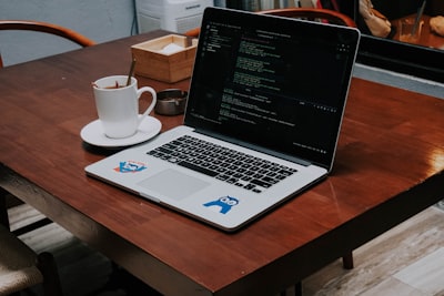 Desarrollo de aplicaciones web escalables con conexión a bases de datos y APIs