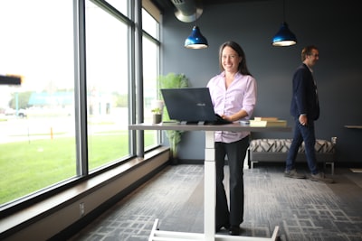 Workday impulsa la eficiencia en el retail con IA y asociaciones innovadoras.