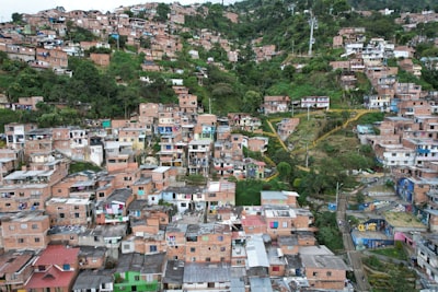 Prioridad Global y Consistencia Local en Modelos VLA con Memoria Dual