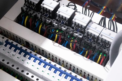 Aprendiendo operadores en distribuciones condicionales con aplicaciones al control de campo medio