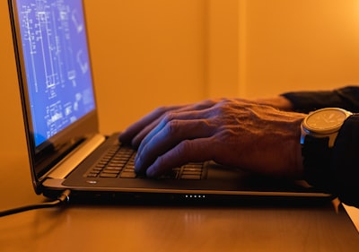 Juego de datos y estudio humano para forense de documentos generados por IA