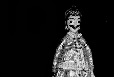La Chica Marioneta en Un Caballero de los Siete Reinos: Actuación dentro de una actuación