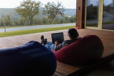 Beneficios ambientales de la IVR con IA en el teletrabajo