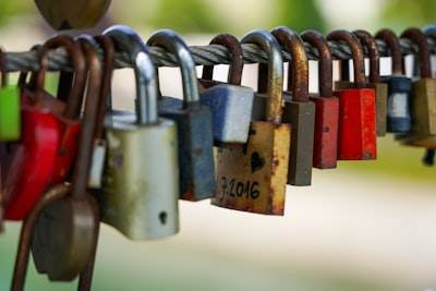 ¿Cómo protege la información confidencial la aplicación web personalizada?