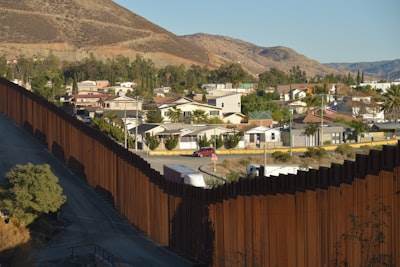¡Deteniendo la inmigración con tecnología simple!