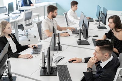 ¿Cómo potenciar la sostenibilidad del trabajo remoto con software para contratistas eléctricos?