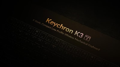 El teclado inalámbrico ultradelgado de Keychron se pliega por la mitad