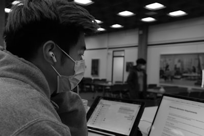 Construyendo neuronas simuladas para inteligencia digital