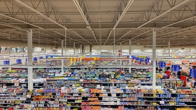 ¿En qué área destaca el software de gestión de inventario de tiendas locales?