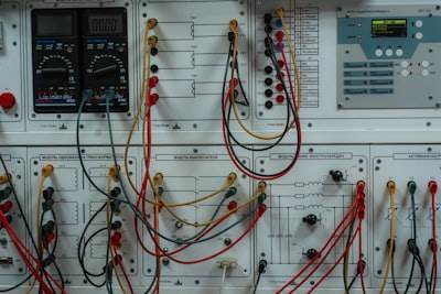 Automatización de procesos sin programación vs soluciones energéticas tradicionales en España