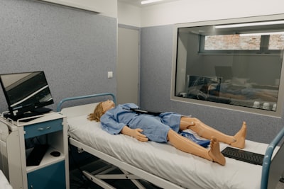 ClinEnv: métricas de proceso y resultado en simulación clínica