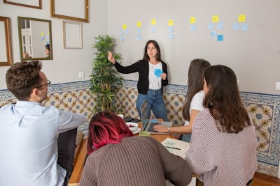 Implementa un sistema de gestión de clientes para salón de uñas.
