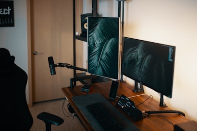 Este soporte de monitor de triple brazo con un 20% de descuento es ideal para oficinas en casa