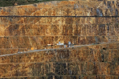 Detección de intrusiones con pocos ejemplos usando minería de tripletes en línea